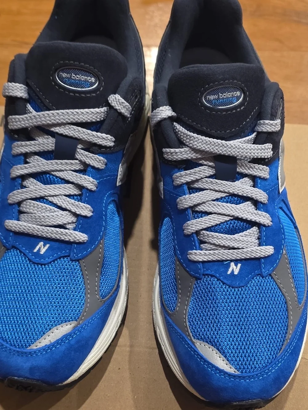size 10 M new balance sneakers men’s blue and white which tag